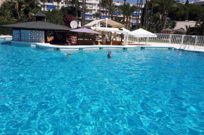 Family friendly 2 bedroom apt w. pool - 2 min walk to beach